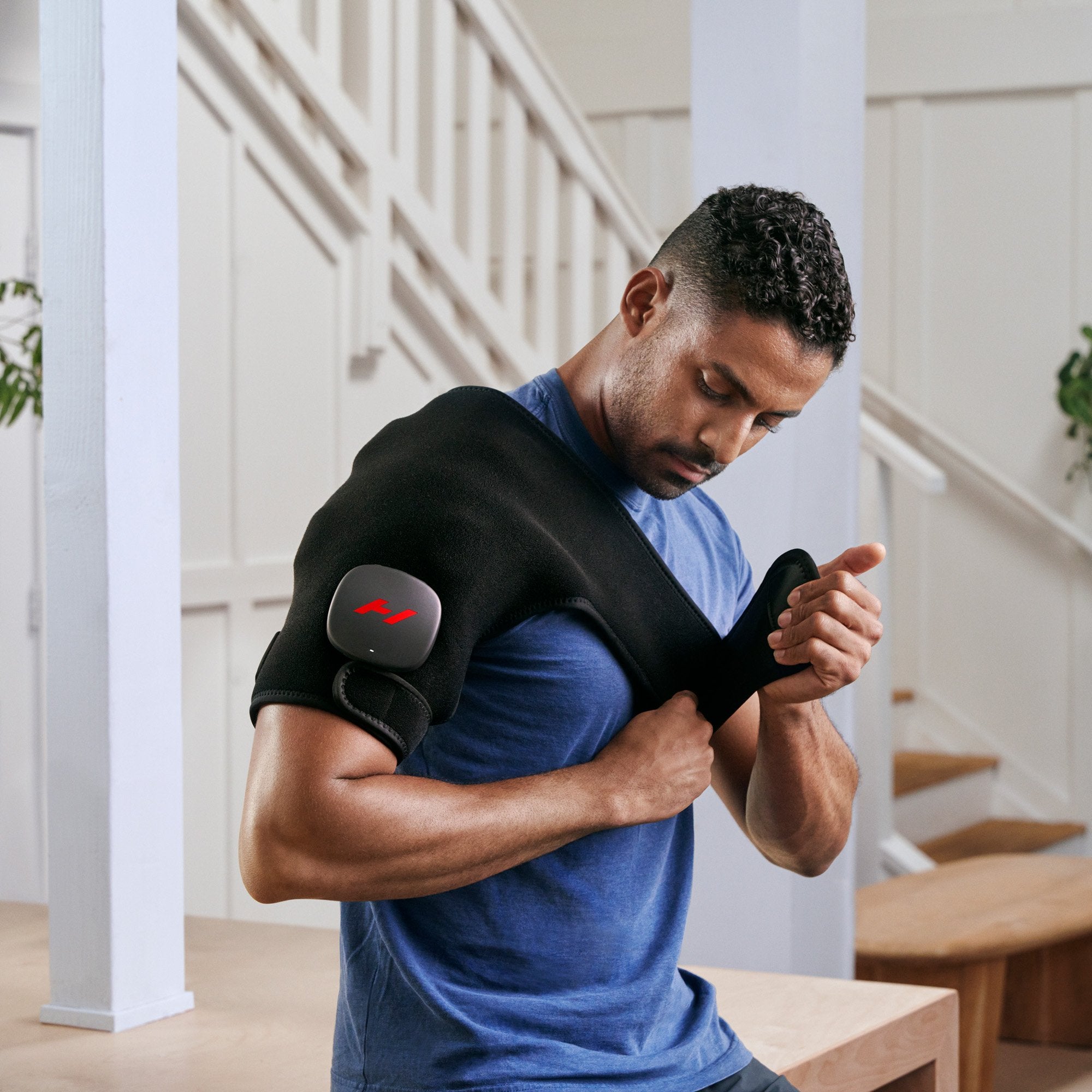 Hyperice Venom 2 Right Shoulder Heat & Massage Therapy Wrap
